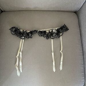 Victoria’s Secret Lace Garter Belt XS Ivory/Black